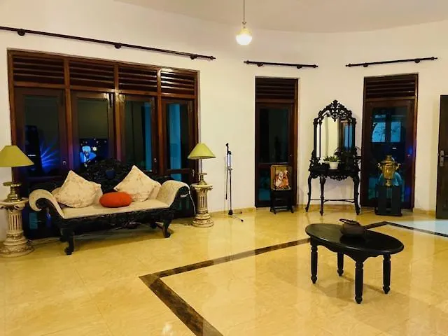 Suzukis Lagoon Front Katunayake Guest house