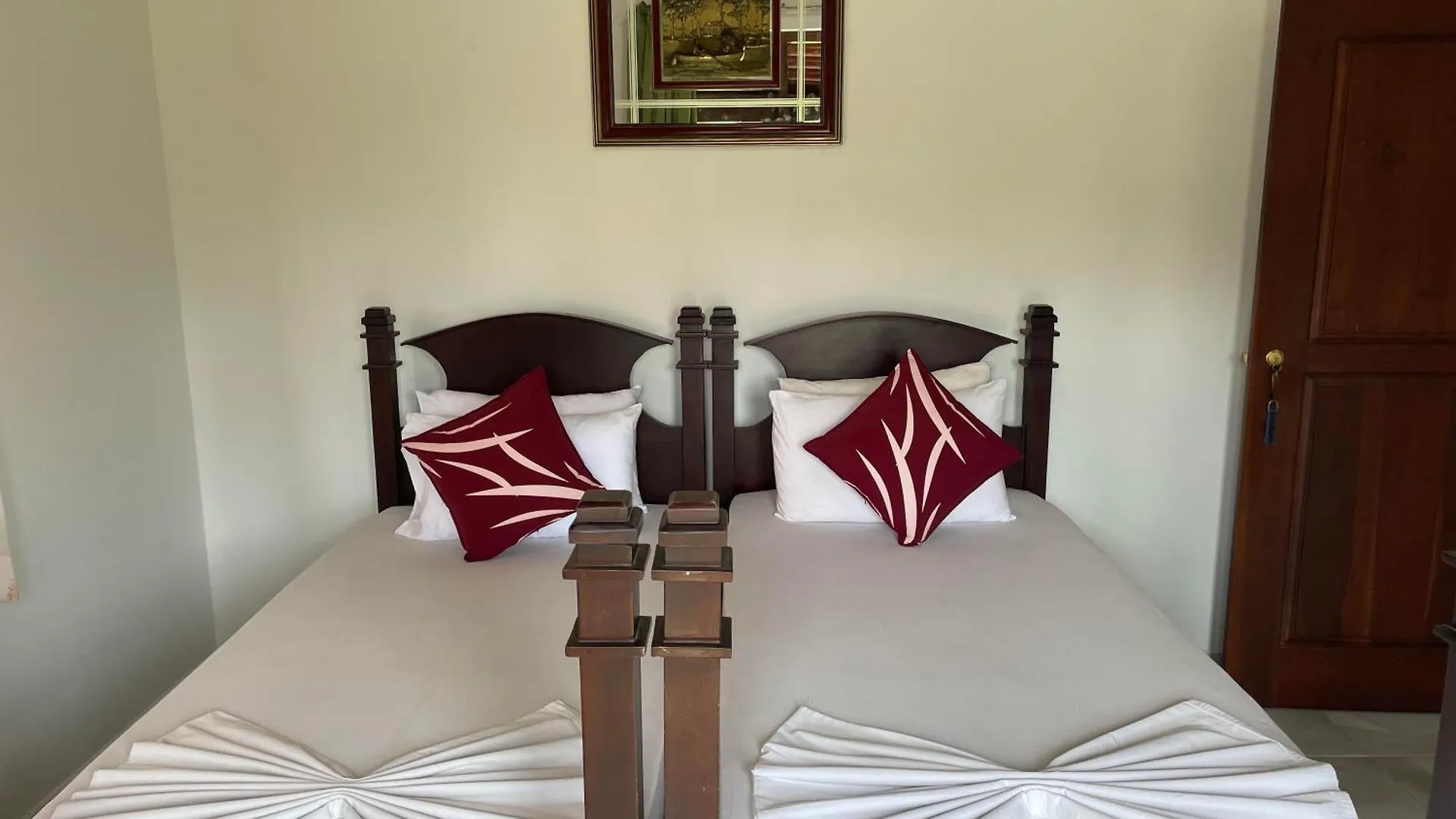 Suzukis Lagoon Front Katunayake 0*,